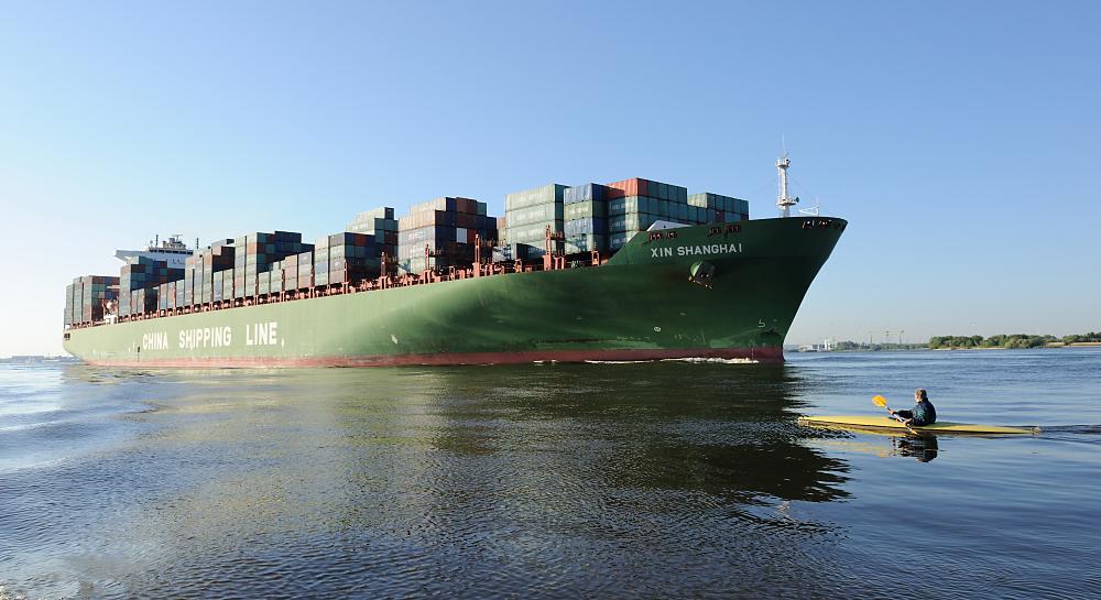 4726 Riesenschiff XIN SHANGHAI und Kanu auf der Elbe | Bilder von Schiffen im Hafen Hamburg und auf der Elbe